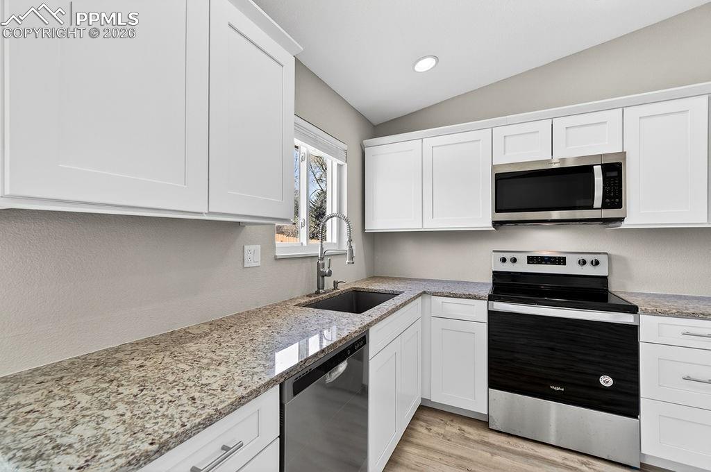 Image 9 of 49: Kitchen