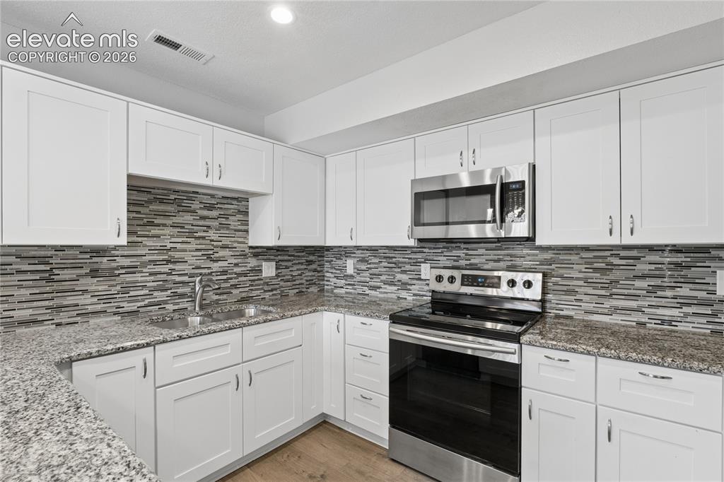 Image 12 of 25: Ample counter space