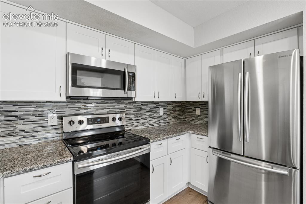 Image 14 of 25: Stainless steel appliances