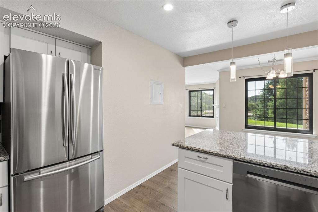 Image 15 of 25: Kitchen