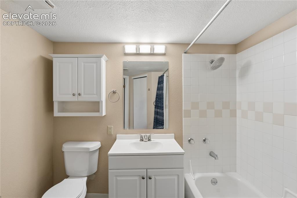 Image 18 of 25: Bathroom