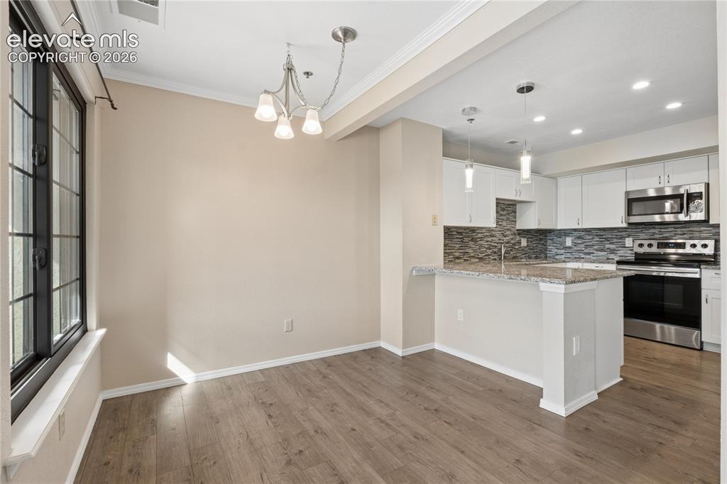 Image 9 of 25: Light and Bright Dining area