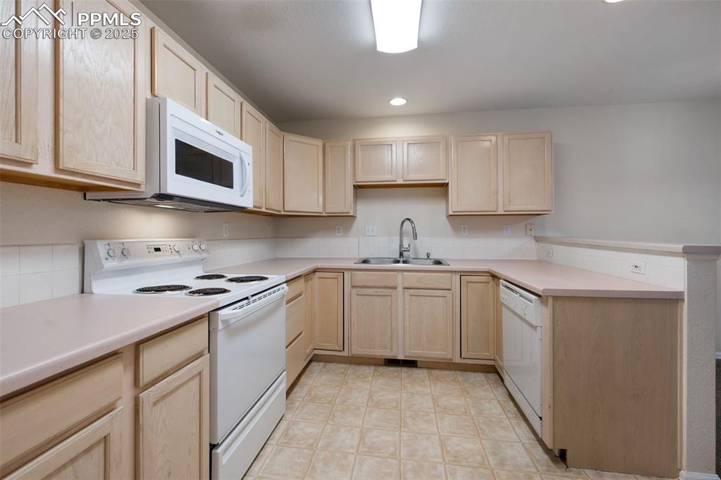 Image 11 of 36: Kitchen