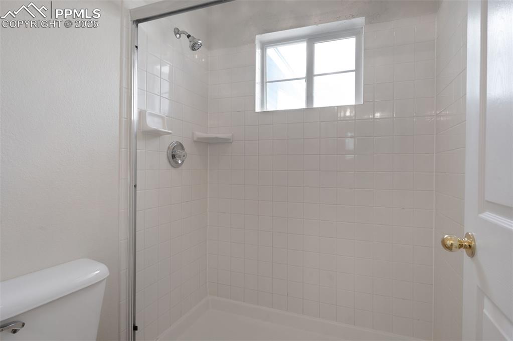 Image 21 of 36: Bathroom