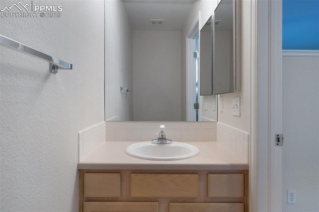 Image 26 of 36: Bathroom