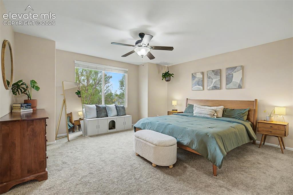 Image 25 of 45: Even with a king size bed, there is plenty of space