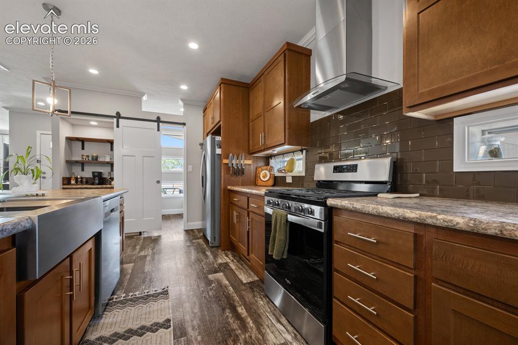 Image 10 of 38: Kitchen