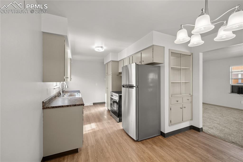 Image 11 of 26: Kitchen