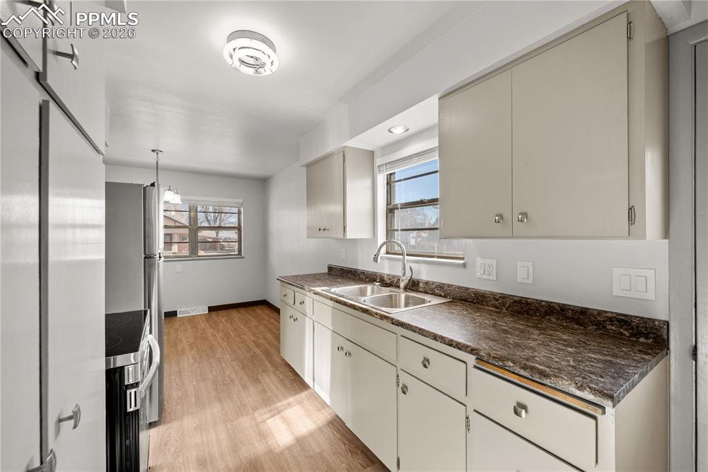 Image 13 of 26: Kitchen