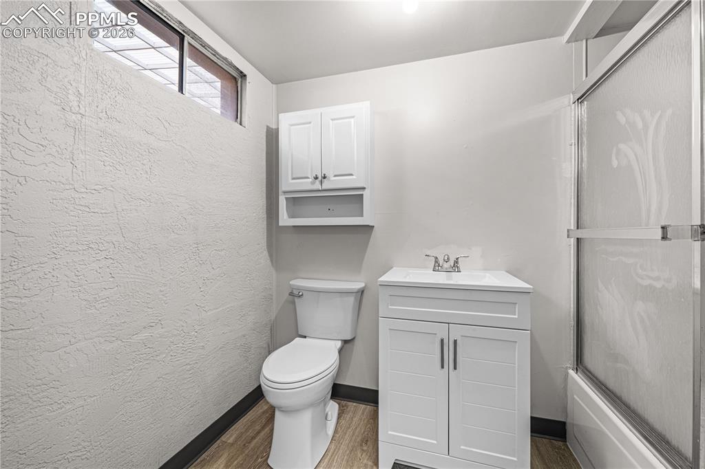 Image 19 of 26: Bathroom