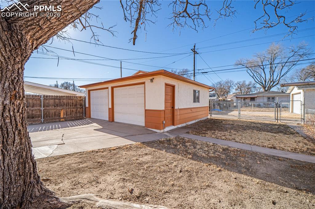 Image 22 of 26: Garage