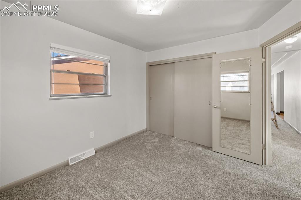 Image 5 of 26: Bedroom