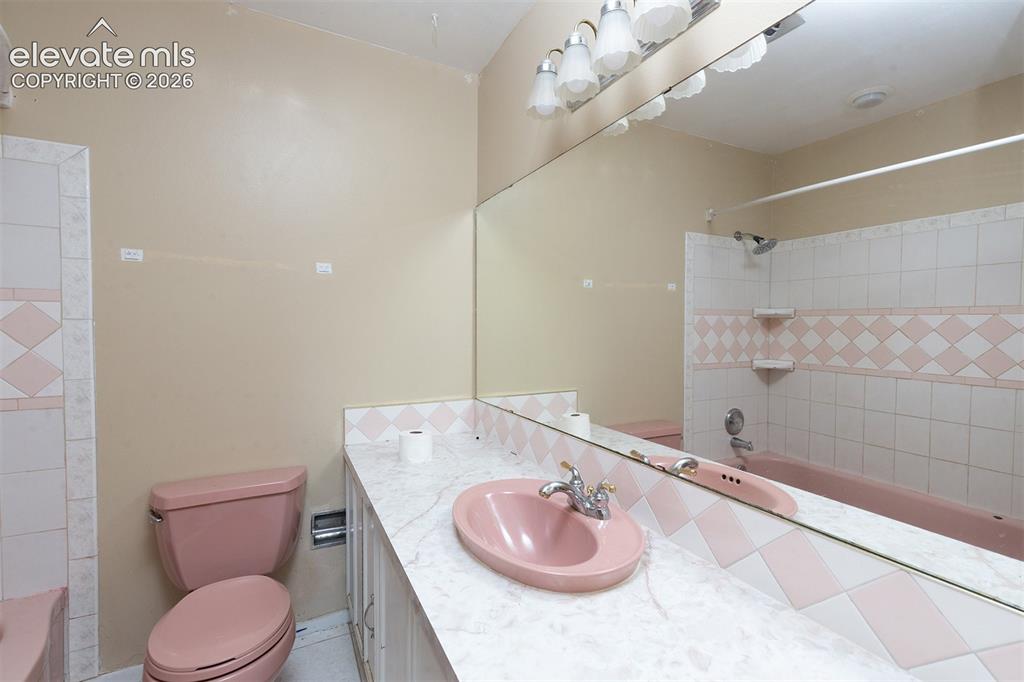 Image 21 of 37: Pretty in Pink - Main Level Full-Sized Bathroom