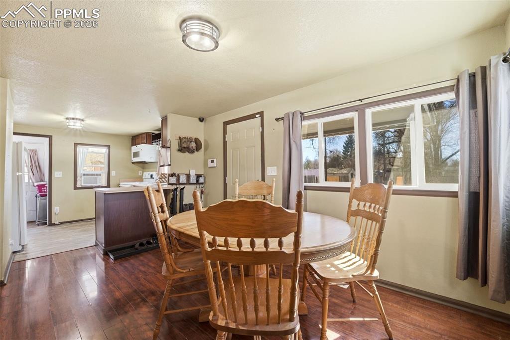 Image 10 of 48: Dining Area