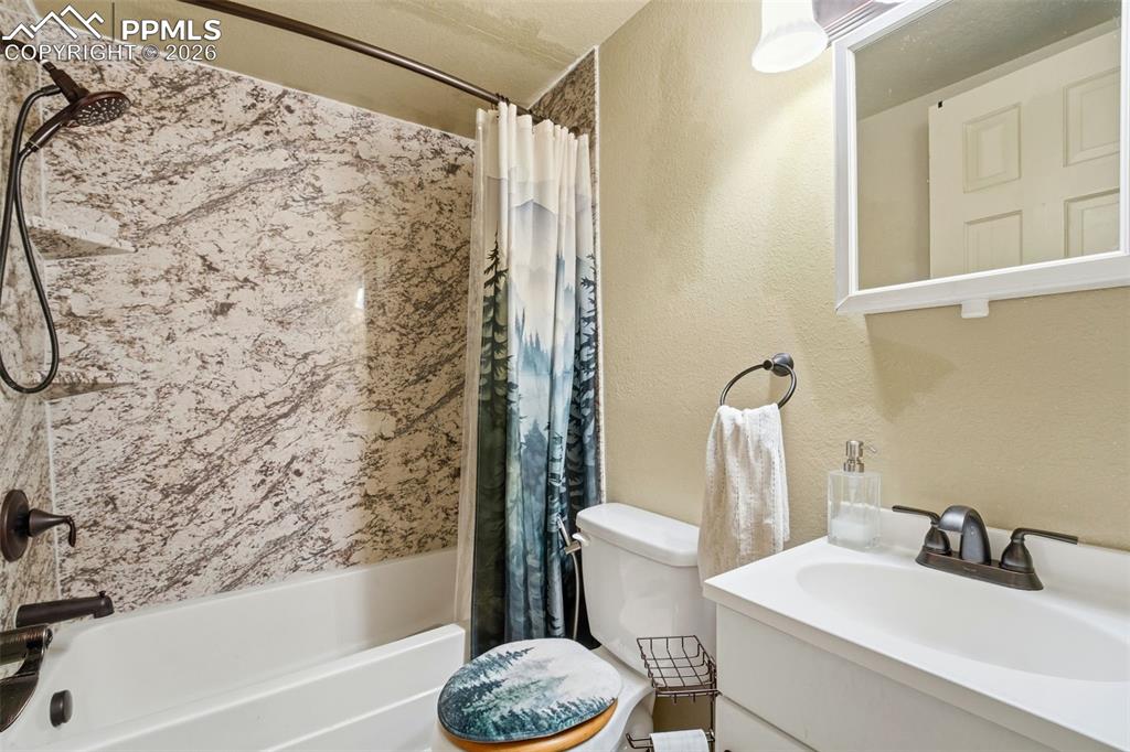 Image 19 of 48: Bathroom