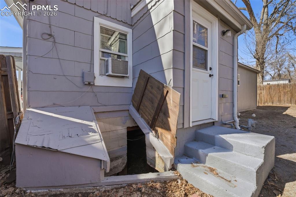 Image 29 of 48: Entry