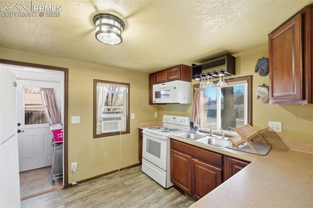 Image 7 of 48: Kitchen