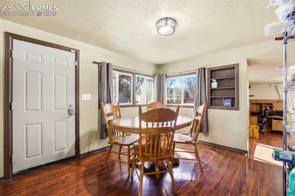 Image 9 of 48: Dining Area