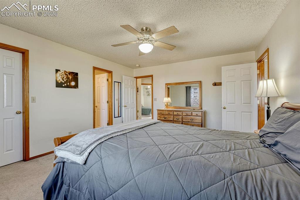 Image 17 of 36: Bedroom