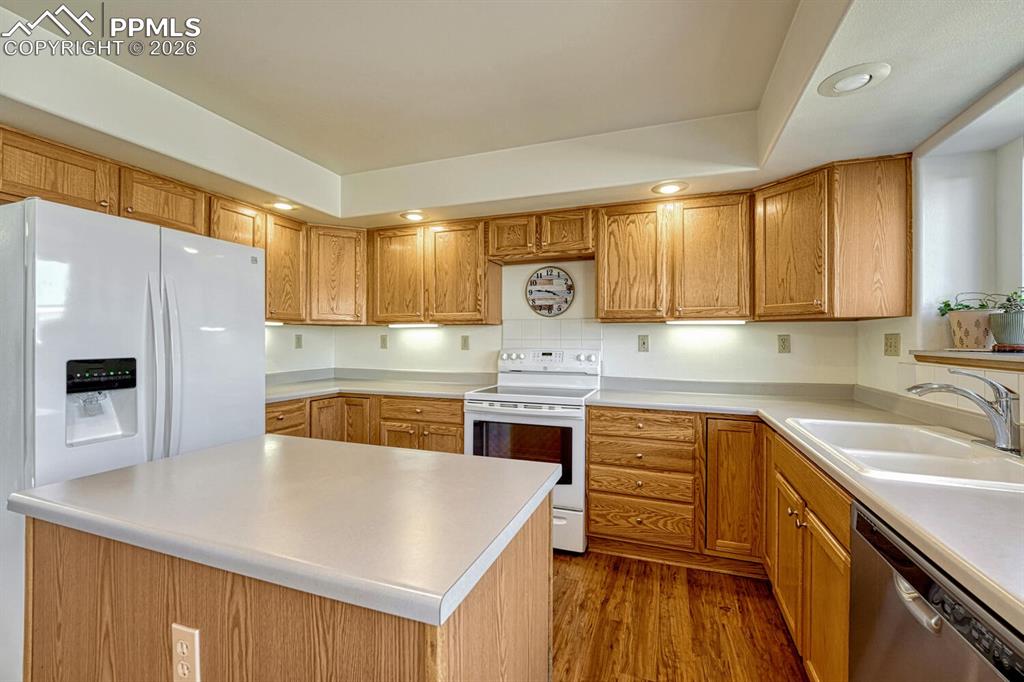 Image 9 of 36: Kitchen