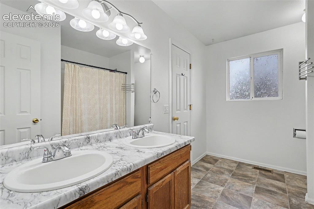 Image 13 of 36: Bathroom