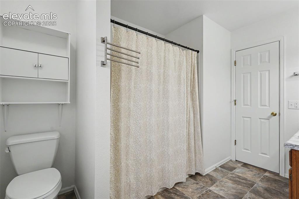 Image 16 of 36: Bathroom