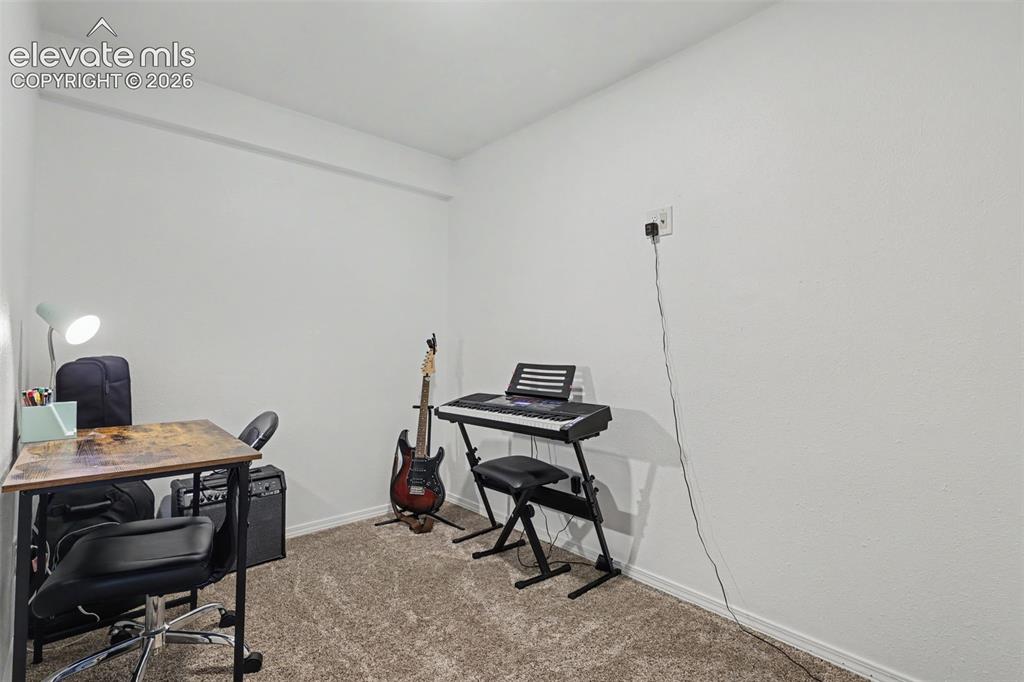 Image 19 of 36: Office