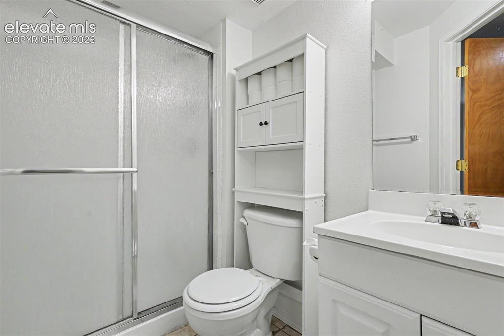 Image 24 of 36: Bathroom