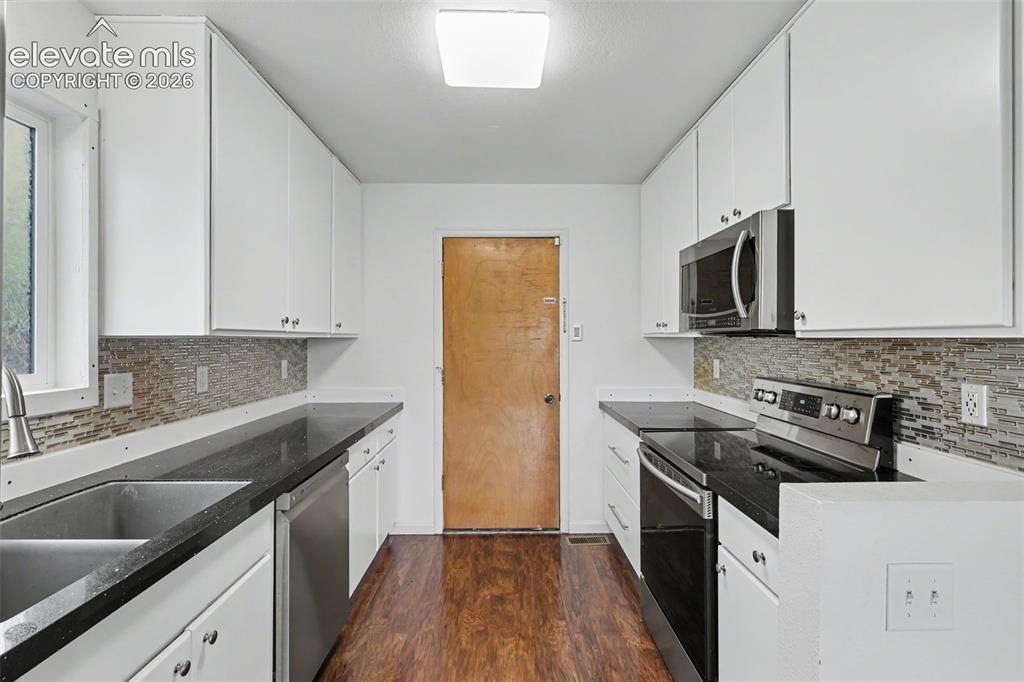 Image 7 of 36: Kitchen