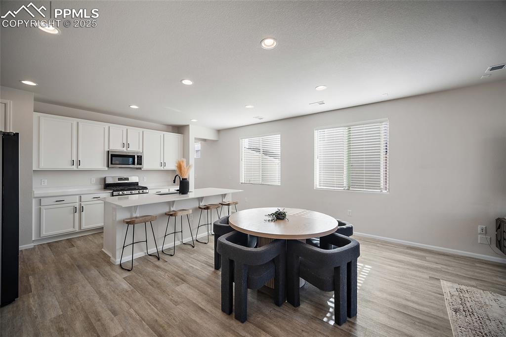 Image 10 of 48: Dining Area