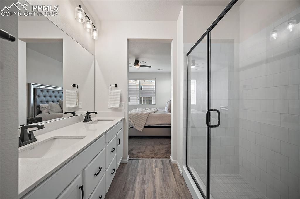 Image 17 of 48: Bathroom