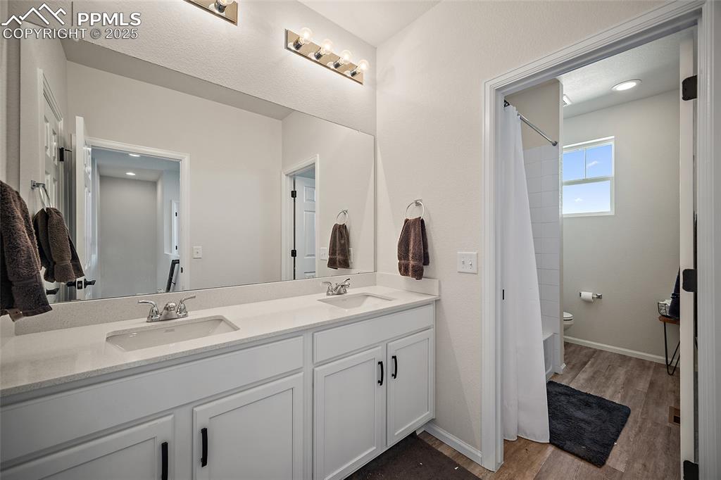 Image 18 of 48: Bathroom