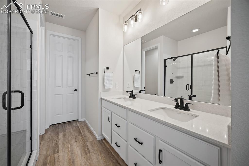 Image 20 of 48: Bathroom