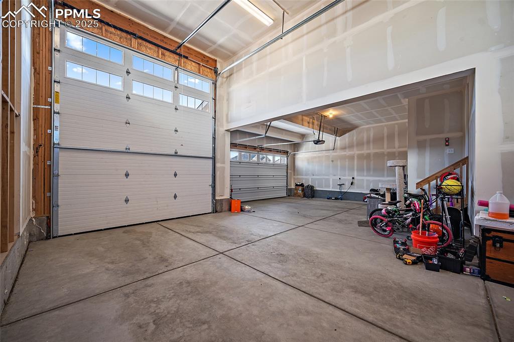 Image 33 of 48: Garage