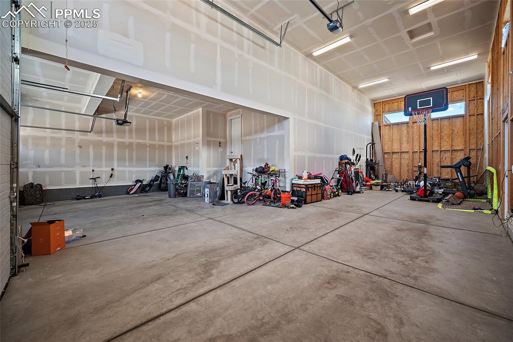 Image 34 of 48: Garage