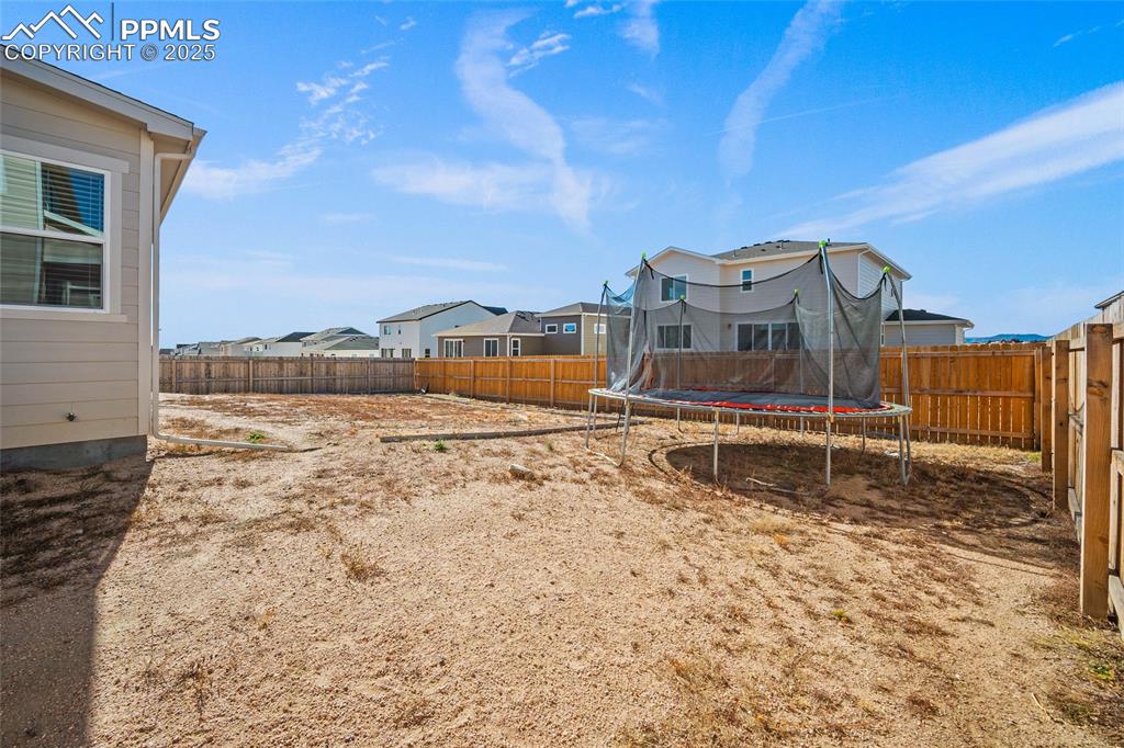 Image 40 of 48: Yard