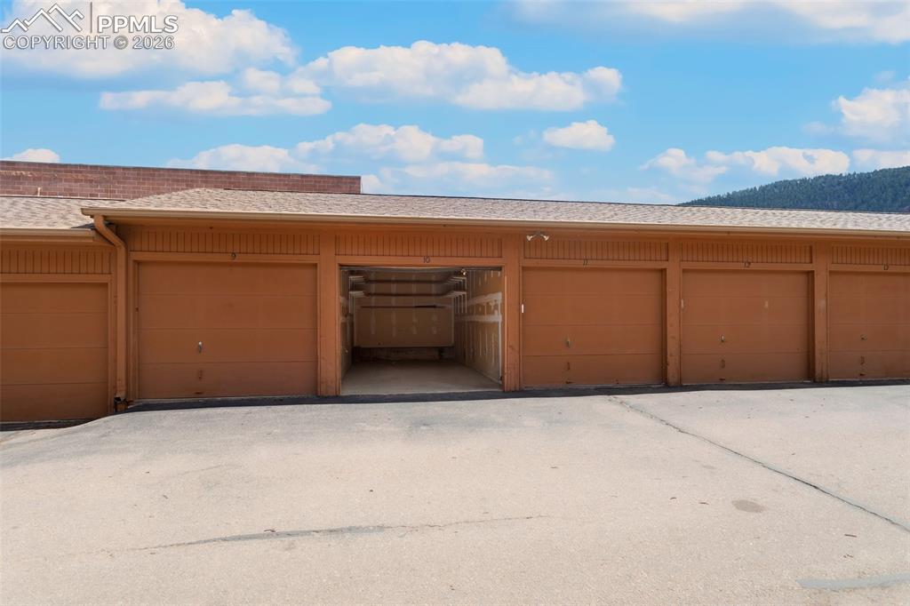 Image 16 of 22: Garage