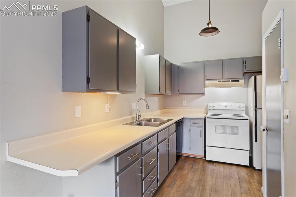 Image 6 of 22: Kitchen
