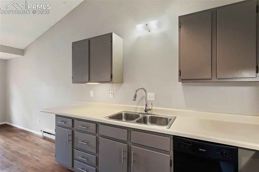 Image 7 of 22: Kitchen