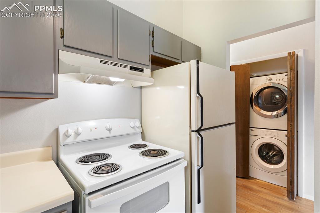 Image 8 of 22: Kitchen