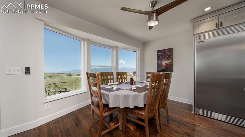 Image 10 of 48: Dining Area