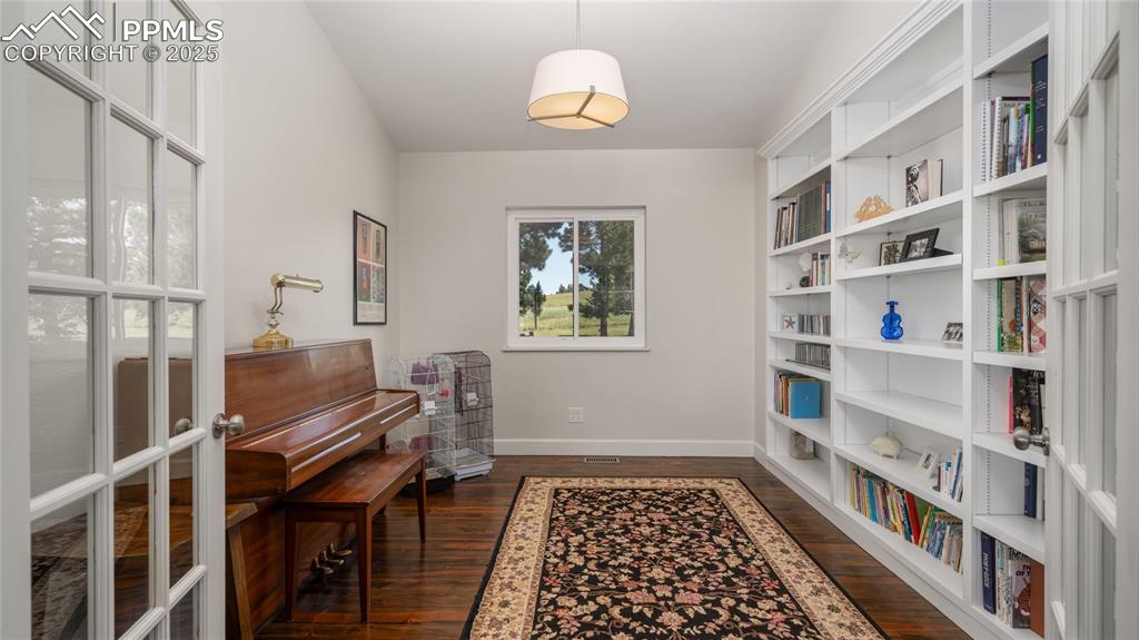 Image 15 of 48: Sitting Room