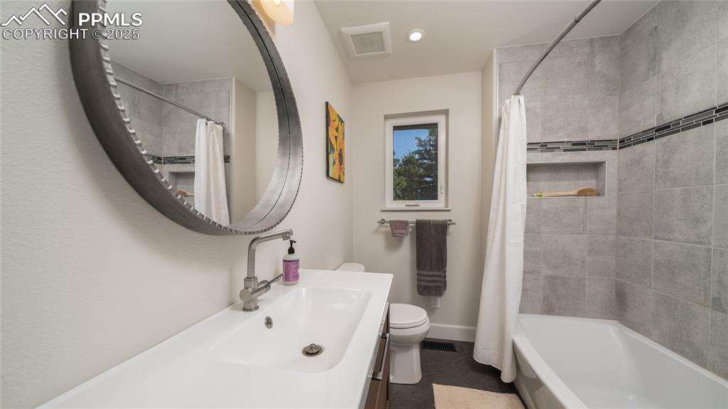 Image 17 of 48: Bathroom