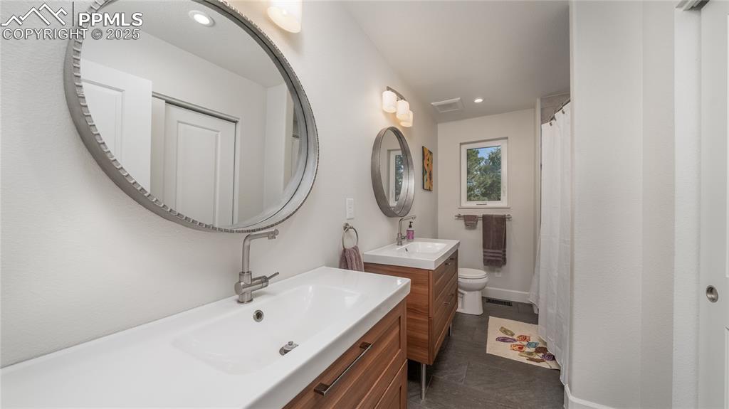Image 18 of 48: Bathroom