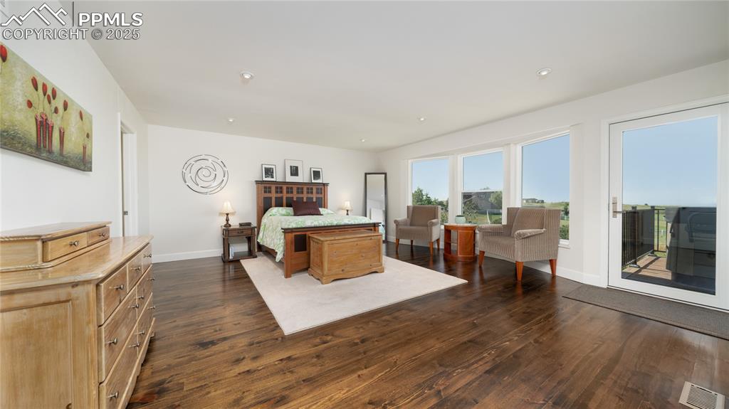 Image 19 of 48: Bedroom