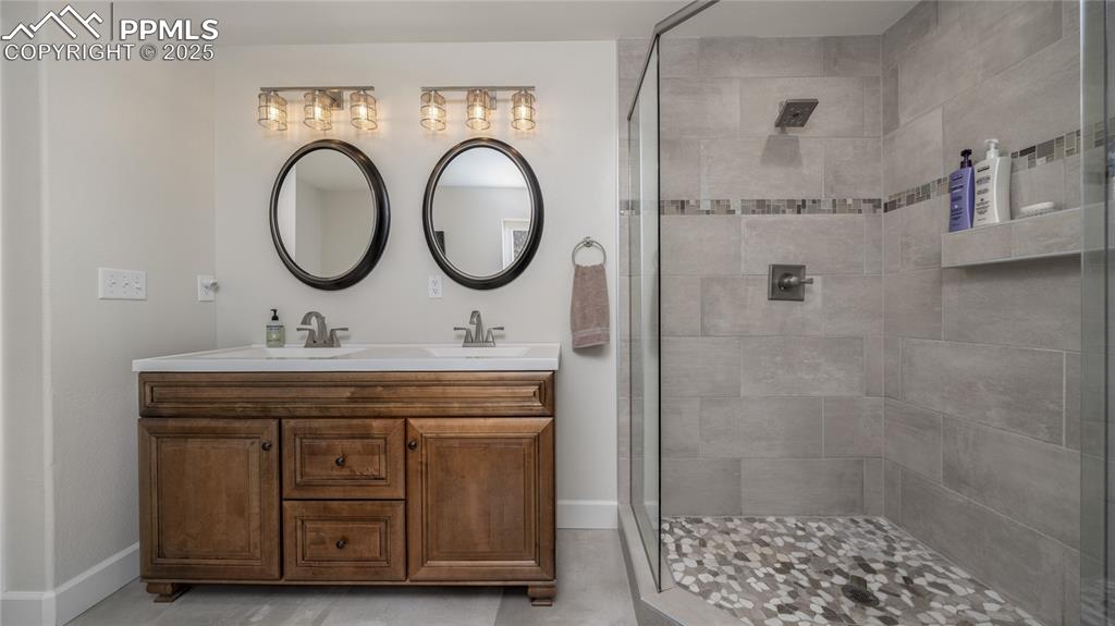 Image 22 of 48: Bathroom