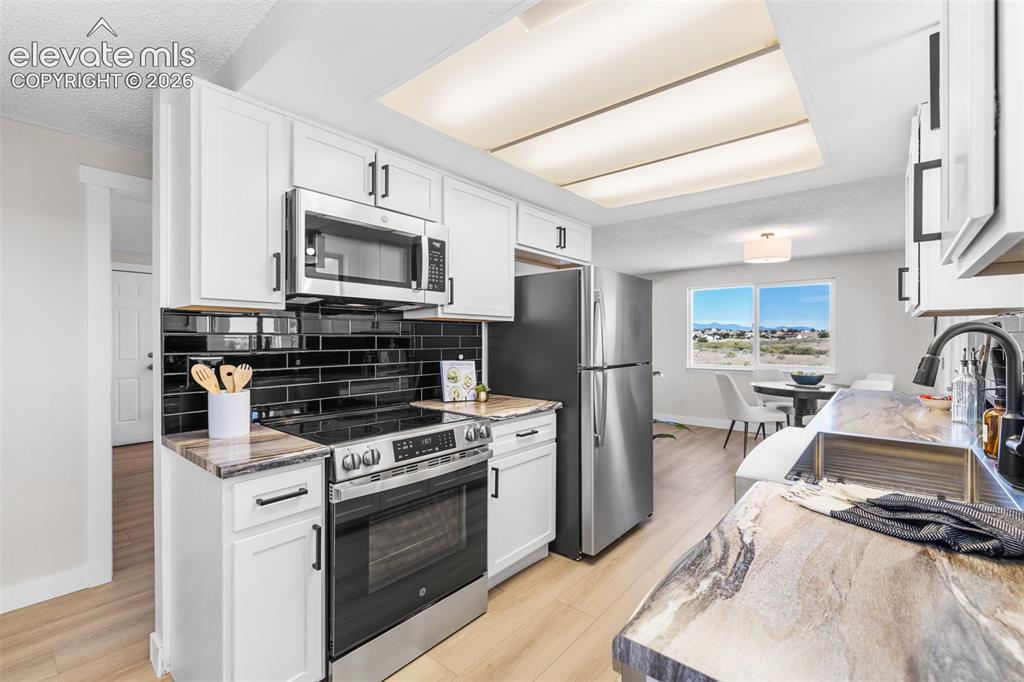 Image 12 of 44: Kitchen