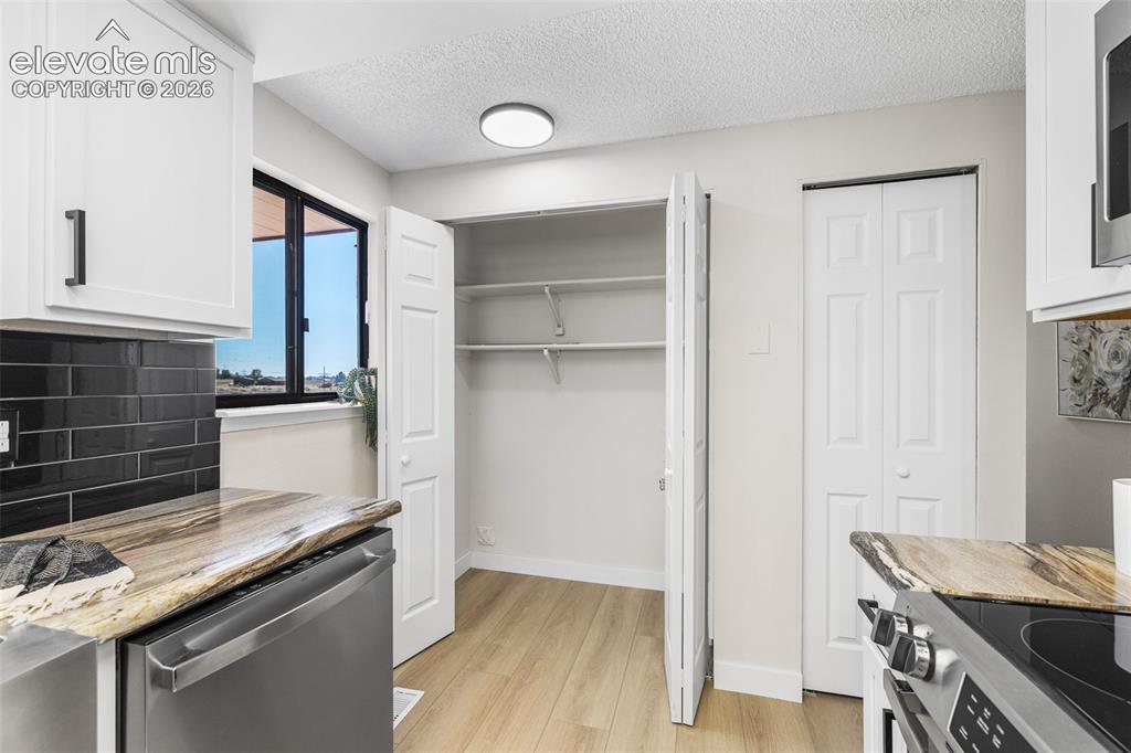 Image 14 of 44: Kitchen