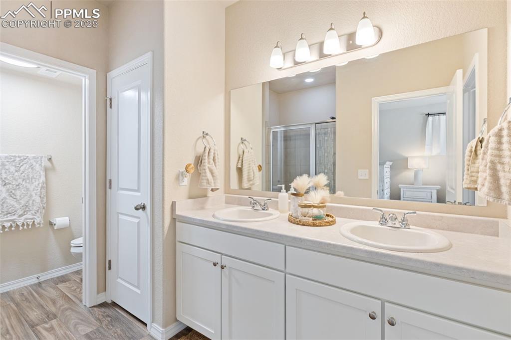 Image 15 of 28: Bathroom