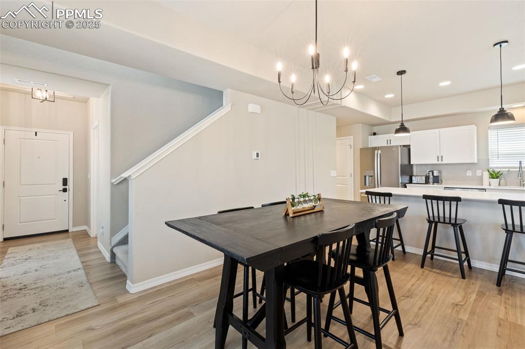 Image 5 of 28: Dining Area